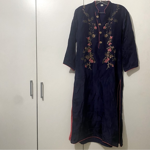 Kurta top and silk dupatta with added leggings - Picture 3 of 13